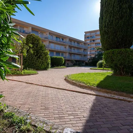 T2- Piscine- Plages- Commerces Apartment *
